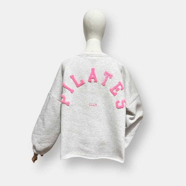 Oversized sweater PILATES voor dames - Lichtgrijs met roze letters - Stylishh Fashion
